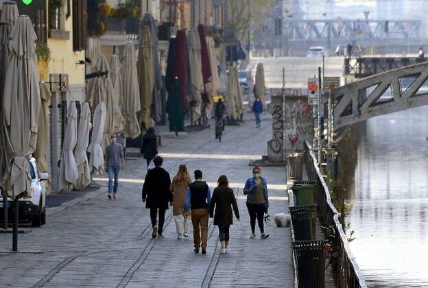 Milan, people walking around Milan in the Navigli area, despite the restrictive measures put in place by the authorities to contain covid 19, the coronavirus (Maurizio Maule Fotogramma, Milan - 2020-04-04) p.s. la foto e utilizzabile nel rispetto del contesto in cui e stata scattata, e senza intento diffamatorio del decoro delle persone rappresentate  Copyright: xMaurizioxMaulex xFOTOGRAMMAx