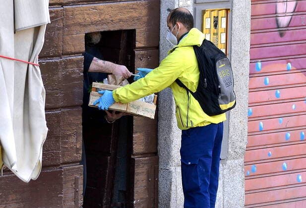 Milan, people walking around Milan in the Navigli area, despite the restrictive measures put in place by the authorities to contain the covid 19, coronavirus, delivery worker (Maurizio Maule Fotogramma, Milan - 2020-04-04) p.s. la foto e utilizzabile nel rispetto del contesto in cui e stata scattata, e senza intento diffamatorio del decoro delle persone rappresentate  Copyright: xMaurizioxMaulex xFOTOGRAMMAx