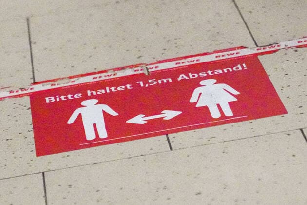 Impressions from Sandhausen in Baden Württemberg in the days of the corona contact ban, corona crisis, the picture shows a floor marking in a REWE supermarket, asking customers to keep their distance, inscription Please keep 1.5 meter distance, notice, information board, sign, request, contact ban, symbol photo, symbol image, symbol, shopping, 04 04 2020, Sandhausen Germany , News, Feature, Impression xozx