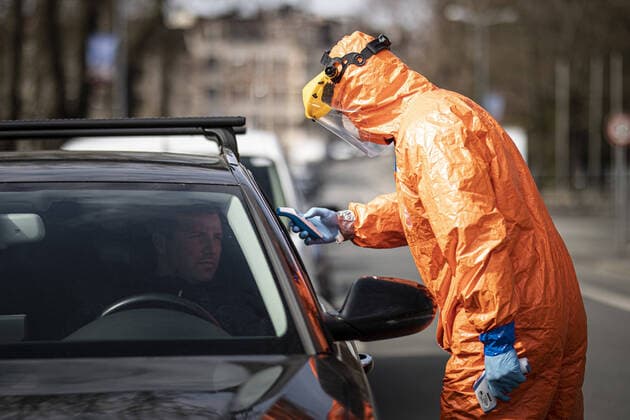 Polish officials with protective equipment check the body temperature at the German-Polish border in Goerlitz, 04 04 2020 In the night of 14 03 to 15 03 the borders between Germany and Poland and the Czech Republic were closed to contain the spread of coronavirus Goerlitz Germany Copyright: xFlorianxGaertner photothek.netx