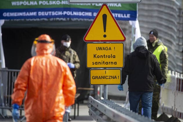 Polish officials with protective equipment check people entering the country at the German-Polish border in Goerlitz, 04 04 2020 In the night from 14 03 to 15 03 the borders between Germany and Poland and the Czech Republic were closed to contain the spread of coronavirus Goerlitz Germany Copyright: xFlorianxGaertner photothek.netx