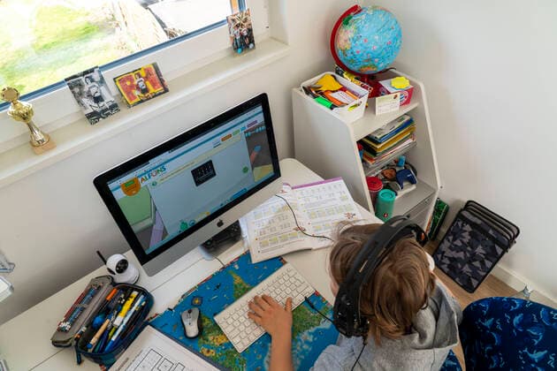 Young people, primary school children, home learning, doing schoolwork, distance learning, virtual classroom, chatting with teachers and classmates, home schooling, at home at the computer, effects of the corona crisis in Germany,