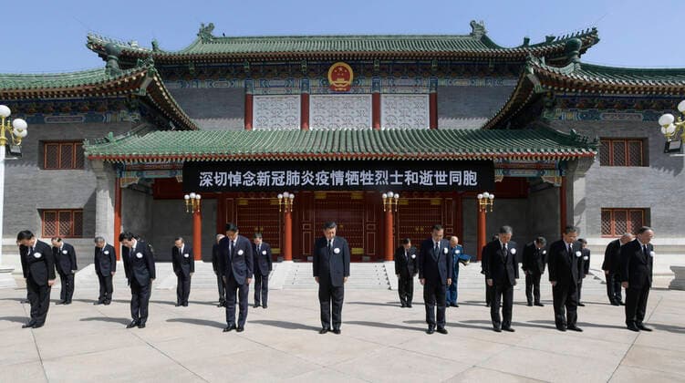 News Bilder des Tages (200404) -- BEIJING, April 4, 2020 -- Xi Jinping, Li Keqiang, Li Zhanshu, Wang Yang, Wang Huning, Zhao Leji, Han Zheng and Wang Qishan, as well as other Party and state leaders, stand in silence during the national mourning for martyrs who died fighting the novel coronavirus disease (COVID-19) and compatriots who lost their lives in the outbreak, in the Zhongnanhai leadership compound in Beijing, capital of China, at 10:00 a.m. on April 4, 2020. ) CHINA-BEIJING-LEADERS-NATIONAL MOURNING (CN) LixXueren