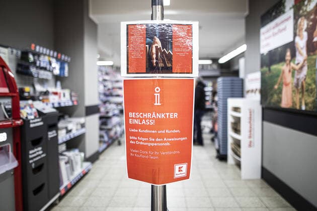 A notice with the inscription Restricted Admission is hanging at the entrance of a supermarket in Goerlitz, 04 04 2020 Due to the spread of the corona virus there are restrictions on admission to supermarkets in Goerlitz Germany Copyright: xFlorianxGaertner photothek.netx