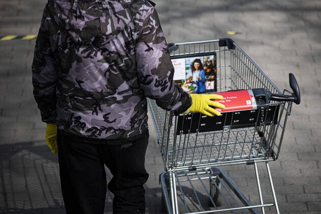 A man pushes a shopping trolley with protective gloves in Goerlitz, 04 04 2020 Due to the spread of the corona virus there are restrictions on admission to supermarkets in Goerlitz Germany Copyright: xFlorianxGaertner photothek.netx