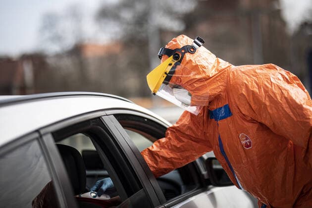 Polish officials with protective equipment check the body temperature at the German-Polish border in Goerlitz, 04 04 2020 In the night of 14 03 to 15 03 the borders between Germany and Poland and the Czech Republic were closed to contain the spread of coronavirus Goerlitz Germany Copyright: xFlorianxGaertner photothek.netx