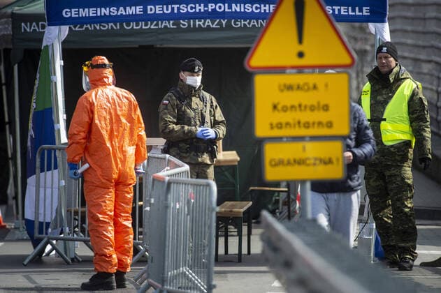 Polish officials with protective equipment check people entering the country at the German-Polish border in Goerlitz, 04 04 2020 In the night from 14 03 to 15 03 the borders between Germany and Poland and the Czech Republic were closed to contain the spread of coronavirus Goerlitz Germany Copyright: xFlorianxGaertner photothek.netx