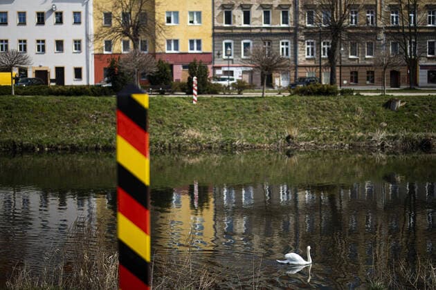 A swan swims on the Neisse River with a view of the neighbouring Polish town of Zgorzelec, in Goerlitz, 04 04 2020 In the night from 14 03 to 15 03 the borders between Germany and Poland and the Czech Republic were closed to stem the spread of coronavirus Goerlitz Germany Copyright: xFlorianxGaertner photothek.netx
