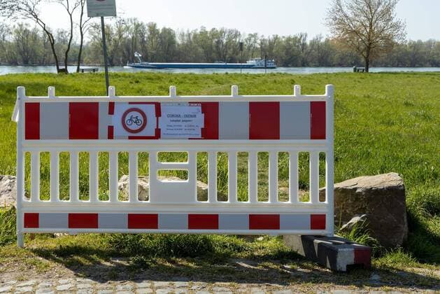 Eltville am Rhein, Wine tasting stand Hattenheim, 04 04 2020, Rheingau closes excursion destinations Along the Rhine, parking spaces and excursion destinations along the Rhine will be closed from 04 04 2020 due to the initial restrictions in Hesse Wine tasting stand Hattenheim Hesse Germany