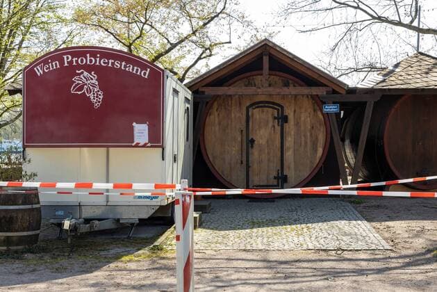 Eltville am Rhein, Wine tasting stand Hattenheim, 04 04 2020, Rheingau closes excursion destinations Along the Rhine, parking spaces and excursion destinations along the Rhine will be closed from 04 04 2020 due to the initial restrictions in Hesse Wine tasting stand Hattenheim Hesse Germany