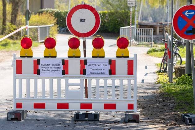 Eltville am Rhein, Wine tasting stand Hattenheim, 04 04 2020, Rheingau closes excursion destinations Along the Rhine, parking spaces and excursion destinations along the Rhine will be closed from 04 04 2020 due to the initial restrictions in Hesse Wine tasting stand Hattenheim Hesse Germany
