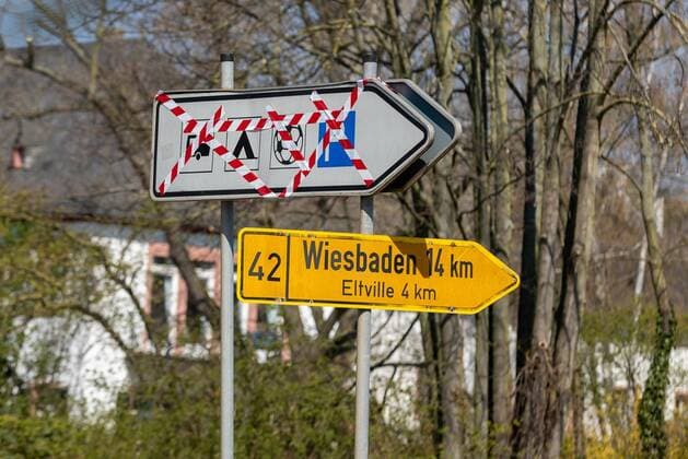 Eltville am Rhein, Wine tasting stand Hattenheim, 04 04 2020, Rheingau closes excursion destinations Along the Rhine, parking spaces and excursion destinations along the Rhine will be closed from 04 04 2020 due to the initial restrictions in Hesse Wine tasting stand Hattenheim Hesse Germany