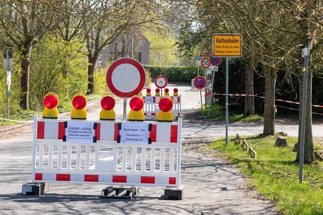 Eltville am Rhein, Wine tasting stand Hattenheim, 04 04 2020, Rheingau closes excursion destinations Along the Rhine, parking spaces and excursion destinations along the Rhine will be closed from 04 04 2020 due to the initial restrictions in Hesse Wine tasting stand Hattenheim Hesse Germany