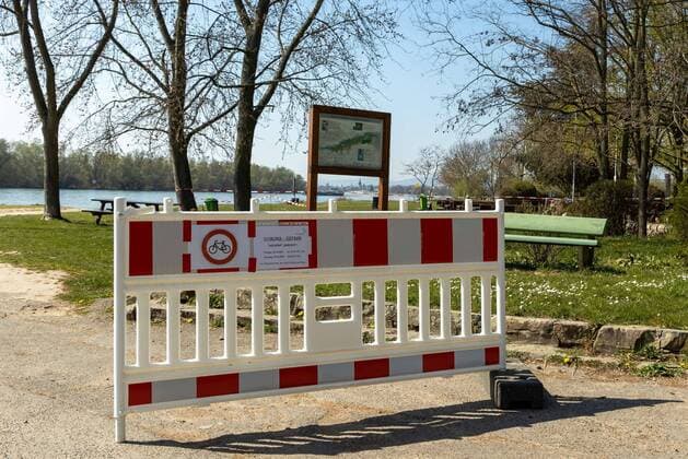 Eltville am Rhein, Wine tasting stand Hattenheim, 04 04 2020, Rheingau closes excursion destinations Along the Rhine, parking spaces and excursion destinations along the Rhine will be closed from 04 04 2020 due to the initial restrictions in Hesse Wine tasting stand Hattenheim Hesse Germany
