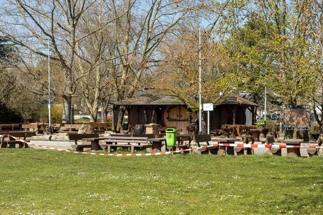 Eltville am Rhein, Wine tasting stand Hattenheim, 04 04 2020, Rheingau closes excursion destinations Along the Rhine, parking spaces and excursion destinations along the Rhine will be closed from 04 04 2020 due to the initial restrictions in Hesse Wine tasting stand Hattenheim Hesse Germany