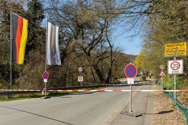 Eltville am Rhein, Kloster Eberbach, 04 04 2020, Rheingau closes excursion destinations, parking lots around Kloster Eberbach will be closed for tourists from 04 04 2020 on due to exit restrictions in Hesse Eltville am Rhein Kloster Eberbach Hesse Germany