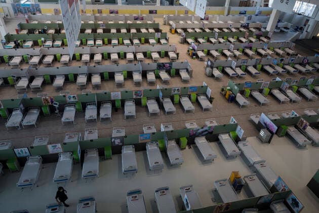 News Bilder des Tages April 4, 2020, Tehran, Iran: A view of a temporary established emergency hospital in a part of the world s largest shopping mall complex called Iran Mall , to treat patients infected with the COVID-19 disease, caused by the SARS-CoV-2 coronavirus, in the northwest of the capital of Tehran, Iran. Due to the new type of coronavirus pandemic, the fairgrounds and gyms are temporarily turned into hospitals in the country. Iran Mall has turned into COVID-19 convalescent care center since the virus outbreak, equipped with about 1000 hospital beds, 20 ventilators, monitoring systems, and other needed equipment. Each day the center hosts 20 recovered ones who discharged from hospitals, and the patients are kept in the second round of quarantine to be up and about. Those in charge are estimating the beds increase to 3000. Tehran Iran - ZUMAf146 20200404_zip_f146_049 Copyright: xRouzbehxFouladix