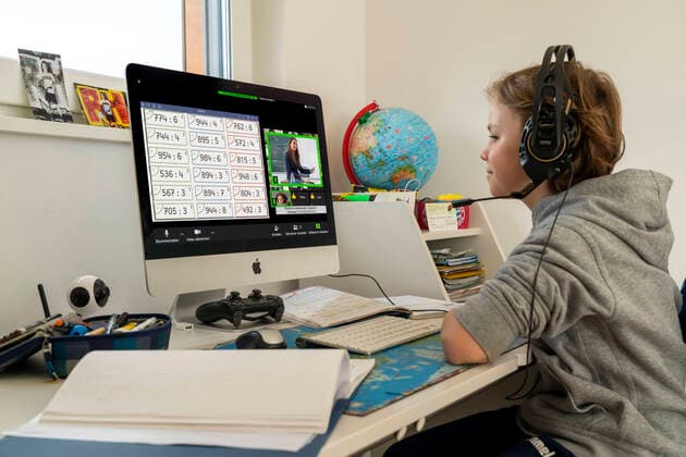 Young people, primary school children, home learning, doing schoolwork, distance learning, virtual classroom, chatting with teachers and classmates, home schooling, at home at the computer, effects of the corona crisis in Germany,