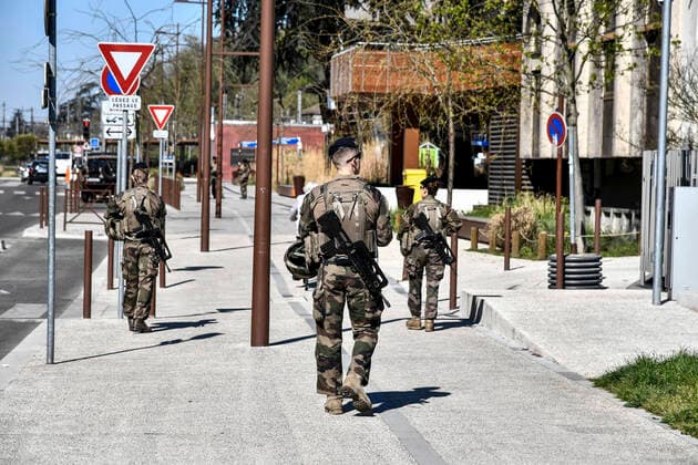Operation Resilience Des Militaires devant la Gare a Agen. NEWS : Coronavirus en France 3eme semaine de Confinement - Agen - Le 04 04 2020 ThierryBreton Panoramic 