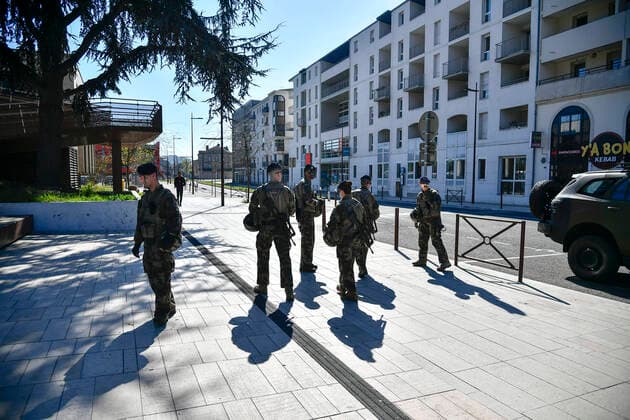 Operation Resilience Des Militaires devant la Gare a Agen. NEWS : Coronavirus en France 3eme semaine de Confinement - Agen - Le 04 04 2020 ThierryBreton Panoramic 