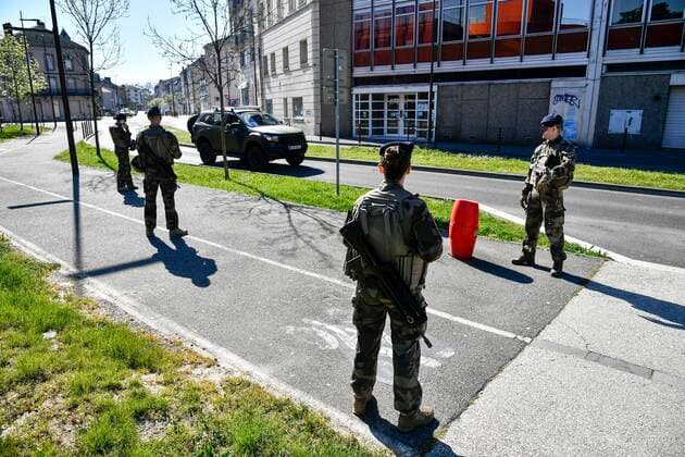 Operation Resilience Des Militaires devant la Gare a Agen. NEWS : Coronavirus en France 3eme semaine de Confinement - Agen - Le 04 04 2020 ThierryBreton Panoramic 