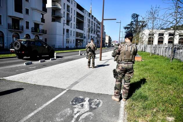 Operation Resilience Des Militaires devant la Gare a Agen. NEWS : Coronavirus en France 3eme semaine de Confinement - Agen - Le 04 04 2020 ThierryBreton Panoramic 