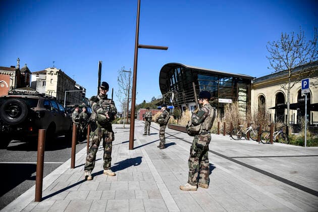 Operation Resilience Des Militaires devant la Gare a Agen. NEWS : Coronavirus en France 3eme semaine de Confinement - Agen - Le 04 04 2020 ThierryBreton Panoramic 