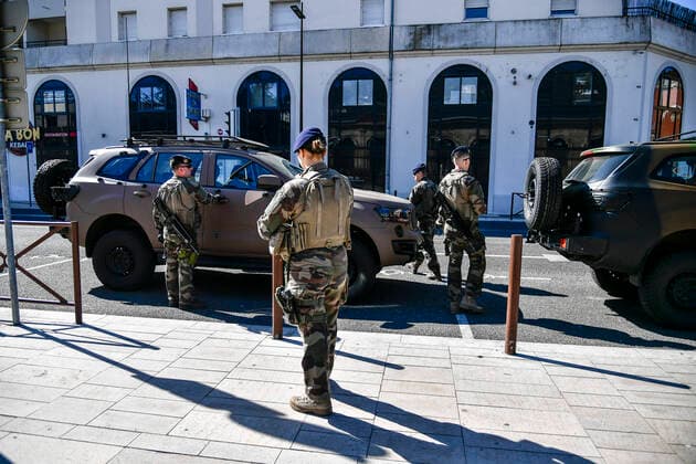 Operation Resilience Des Militaires devant la Gare a Agen. NEWS : Coronavirus en France 3eme semaine de Confinement - Agen - Le 04 04 2020 ThierryBreton Panoramic 