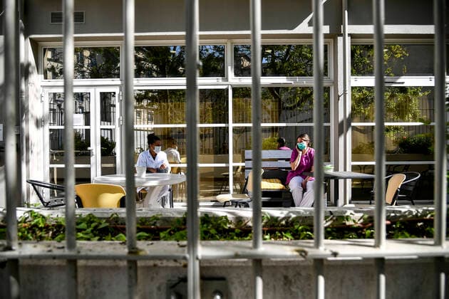 Des Infirmireres pendant leur pose dans un EHPAD a Agen NEWS : Coronavirus en France 3eme semaine de Confinement - Agen - Le 04 04 2020 ThierryBreton Panoramic 