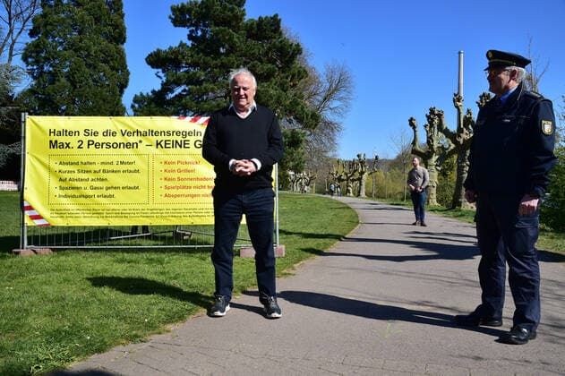 In Saarbrücken, the police recorded only a few violations of the current exit restrictions in the context of the Corona crisis on Saturday 4 4 2020 Interior Minister Klaus Bouillon visited the city to get an idea of the situation and talked to police officers bub
