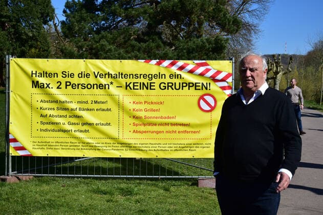 In Saarbrücken, the police recorded only a few violations of the current exit restrictions in the context of the Corona crisis on Saturday 4 4 2020 Interior Minister Klaus Bouillon visited the city to get an idea of the situation and talked to police officers bub