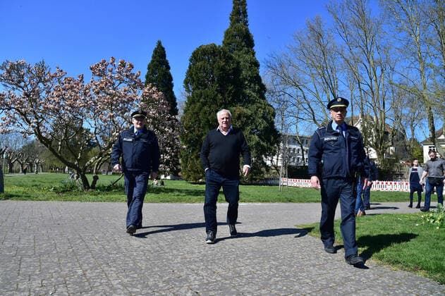 In Saarbrücken, the police recorded only a few violations of the current exit restrictions in the context of the Corona crisis on Saturday 4 4 2020 Interior Minister Klaus Bouillon visited the city to get an idea of the situation and talked to police officers bub