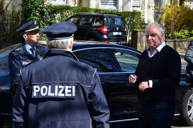 In Saarbrücken, the police recorded only a few violations of the current exit restrictions in the context of the Corona crisis on Saturday 4 4 2020 Interior Minister Klaus Bouillon visited the city to get an idea of the situation and talked to police officers bub