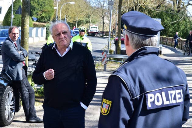In Saarbrücken, the police recorded only a few violations of the current exit restrictions in the context of the Corona crisis on Saturday 4 4 2020 Interior Minister Klaus Bouillon visited the city to get an idea of the situation and talked to police officers bub