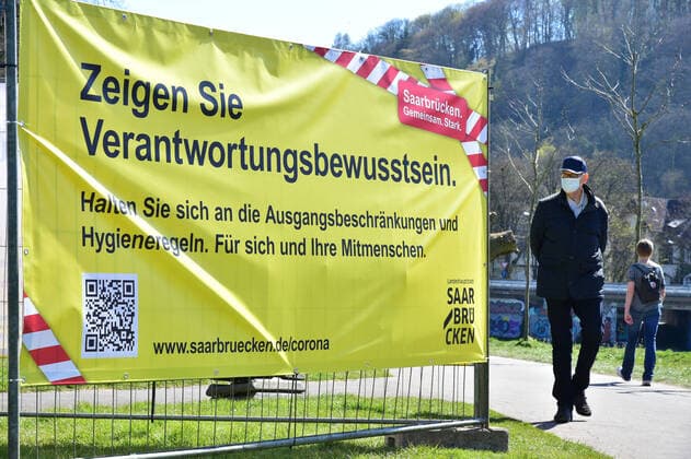 In Saarbrücken, the police recorded only a few violations of the current exit restrictions in the context of the Corona crisis on Saturday 4 4 2020 Interior Minister Klaus Bouillon visited the city to get an idea of the situation and talked to police officers bub