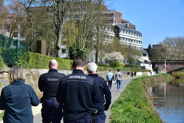 In Saarbrücken, the police recorded only a few violations of the current exit restrictions in the context of the Corona crisis on Saturday 4 4 2020 Interior Minister Klaus Bouillon visited the city to get an idea of the situation and talked to police officers bub