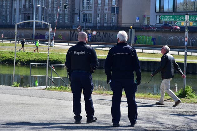 In Saarbrücken, the police recorded only a few violations of the current exit restrictions in the context of the Corona crisis on Saturday 4 4 2020 Interior Minister Klaus Bouillon visited the city to get an idea of the situation and talked to police officers bub