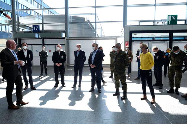 Prime Minister Stephan Weil visiting a corona emergency hospital on the exhibition grounds Hannover, 04 04 2020 Foto:xU.xStammx xFuturexImage
