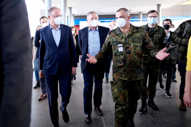 Prime Minister Stephan Weil visiting a corona emergency hospital on the exhibition grounds Hannover, 04 04 2020 Foto:xU.xStammx xFuturexImage