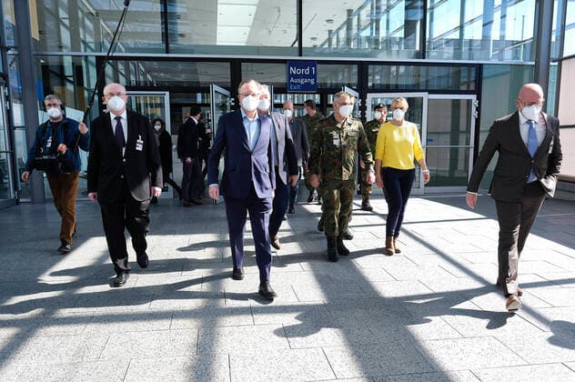 Prime Minister Stephan Weil visiting a corona emergency hospital on the exhibition grounds Hannover, 04 04 2020 Foto:xU.xStammx xFuturexImage