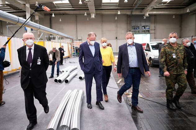 Prime Minister Stephan Weil visiting a corona emergency hospital on the exhibition grounds Hannover, 04 04 2020 Foto:xU.xStammx xFuturexImage