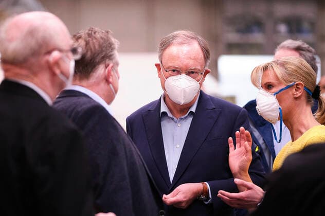 Prime Minister Stephan Weil visiting a corona emergency hospital on the exhibition grounds Hannover, 04 04 2020 Foto:xU.xStammx xFuturexImage