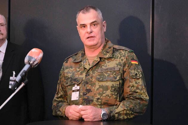 Colonel Manfred Schreiber visiting a corona emergency hospital at the Hannover Exhibition Grounds, 04 04 2020 Foto:xU.xStammx xFuturexImage