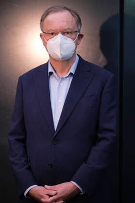 Prime Minister Stephan Weil visiting a corona emergency hospital on the exhibition grounds Hannover, 04 04 2020 Foto:xU.xStammx xFuturexImage
