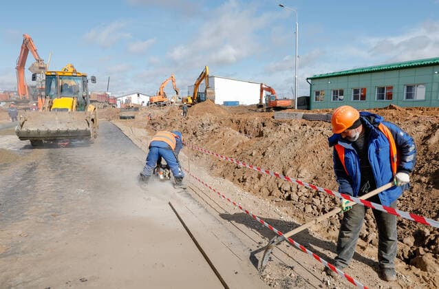 MOSCOW, RUSSIA - APRIL 4, 2020: Workers at the construction site of a new infectious deseases hospital for COVID-19 coronavirus patients by the village of Golokhvastovo. Mikhail Japaridze TASS  TS0D468A