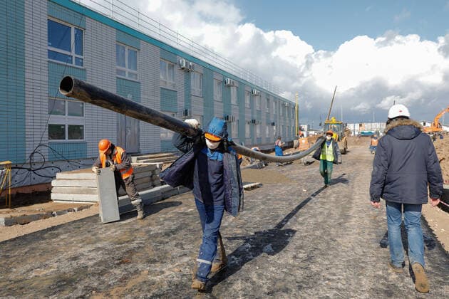 MOSCOW, RUSSIA - APRIL 4, 2020: Workers at the construction site of a new infectious deseases hospital for COVID-19 coronavirus patients by the village of Golokhvastovo. Mikhail Japaridze TASS  TS0D468C