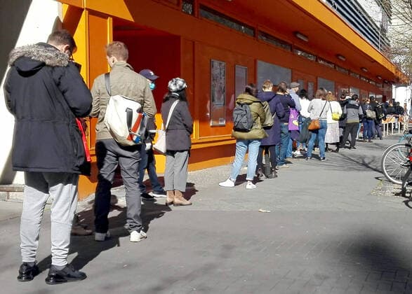 04 04 2020, Berlin Germany Big rush at the DIY store, a long queue waiting for admission Many people want to use the Corona crisis to get their house and home in shape It is to be renovated