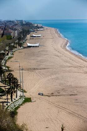 General view of an empty Garbi beach in Calella, near Barcelona, Spain, 04 April 2020, during the 21st consecutive day of mandatory home confinement. Spanish Prime Minister, Pedro Sanchez, has announced he will be asking Parliament to approve an enlargement of lockdown of 15 days until 26 April 2020. Enlargement of lockdown 15 days until 26 April 2020 !ACHTUNG: NUR REDAKTIONELLE NUTZUNG!  Copyright: xQuiquexGarcíax GRAF5679 20200404-637216155611838748