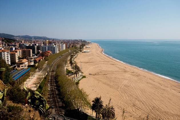 Bilder des Jahres 2020, News 04 April News Themen der Woche KW13 News Bilder des Tages General view of an empty Garbi beach in Calella, near Barcelona, Spain, 04 April 2020, during the 21st consecutive day of mandatory home confinement. Spanish Prime Minister, Pedro Sanchez, has announced he will be asking Parliament to approve an enlargement of lockdown of 15 days until 26 April 2020. Enlargement of lockdown 15 days until 26 April 2020 !ACHTUNG: NUR REDAKTIONELLE NUTZUNG!  Copyright: xQuiquexGarcíax GRAF5675 20200404-637216158280601159