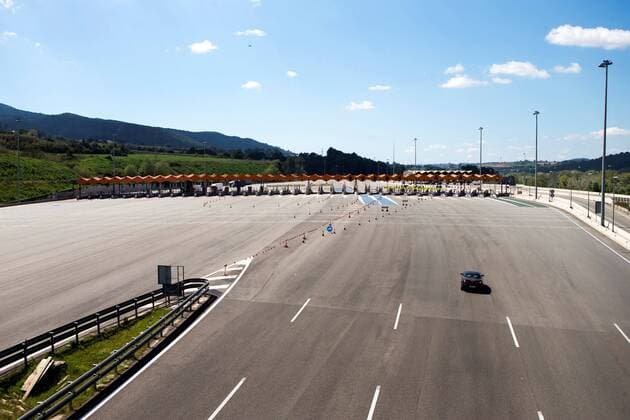 General view of an empty toll in Martorell, in Barcelona, Spain, 04 April 2020, during the 21st consecutive day of mandatory home confinement. Spanish Prime Minister, Pedro Sanchez, has announced he will be asking Parliament to approve an enlargement of lockdown of 15 days until 26 April 2020. Enlargement of lockdown 15 days until 26 April 2020 !ACHTUNG: NUR REDAKTIONELLE NUTZUNG!  Copyright: xQuiquexGarcíax GRAF5681 20200404-637216166711848970